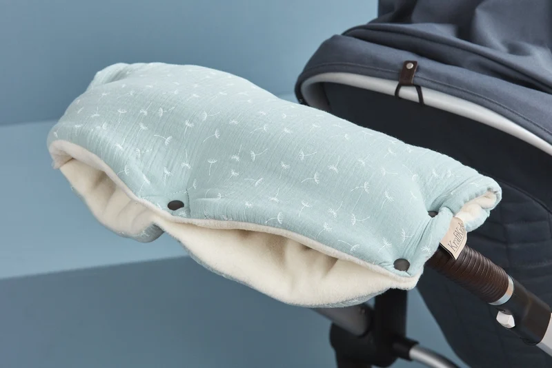 Kinderwagenmuff aus Musselin – Weißdruck, weich & luftig, 100 % Baumwolle
