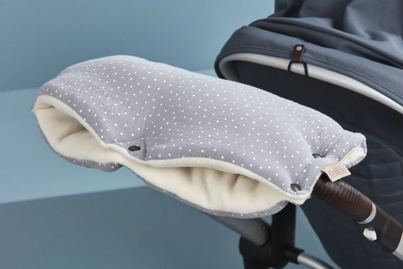 Kinderwagenmuff aus Musselin – Weißdruck, weich & luftig, 100 % Baumwolle