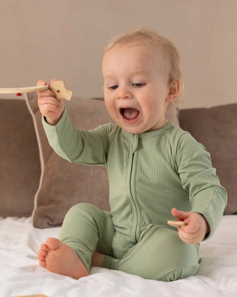 BABYGO® Salbeifarbener gerippter Schlafanzug mit Reißverschluss
