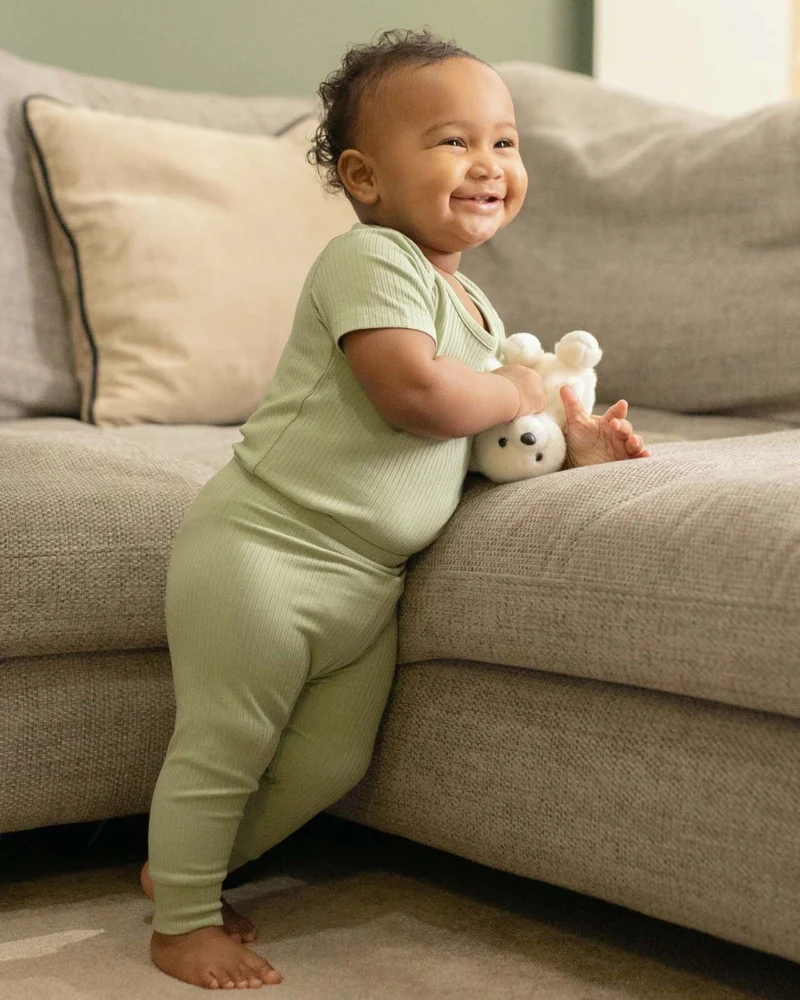 BABYGO® Salbeigrüner, kurzer Rippstrick-Body & Leggings