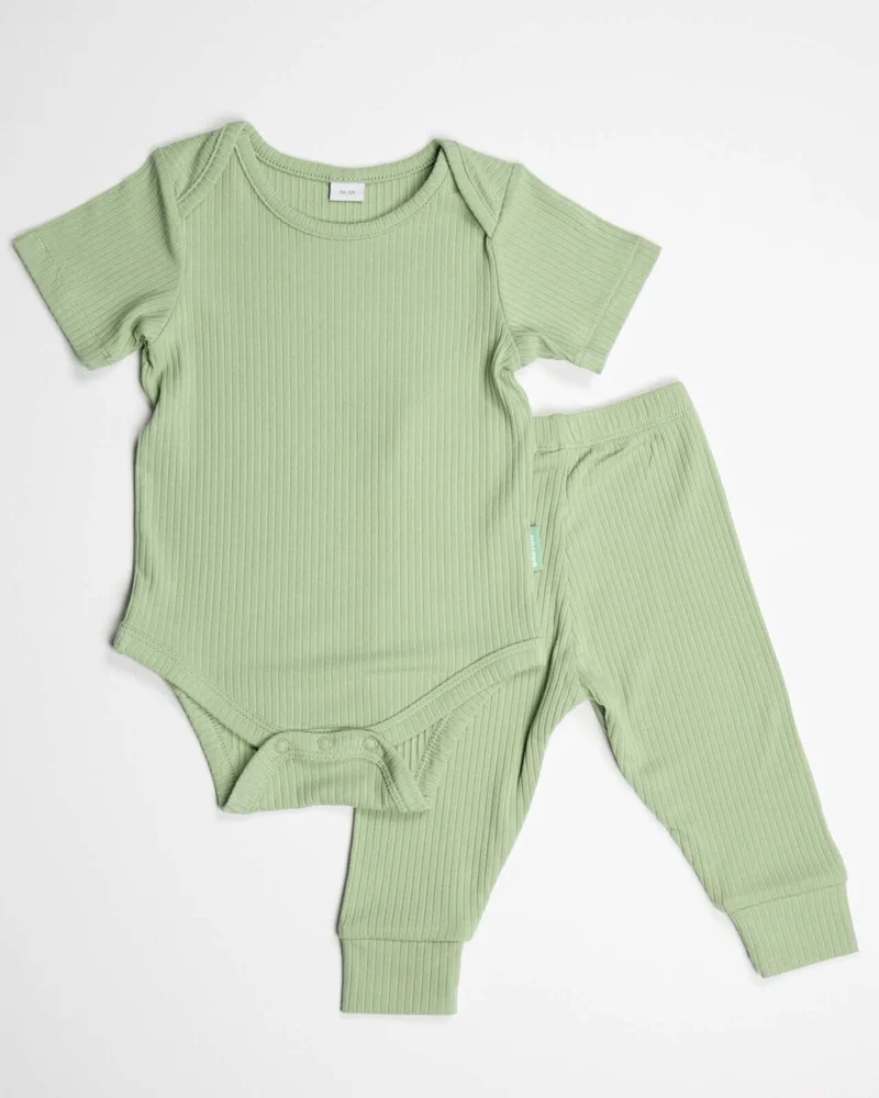 BABYGO® Salbeigrüner, kurzer Rippstrick-Body & Leggings