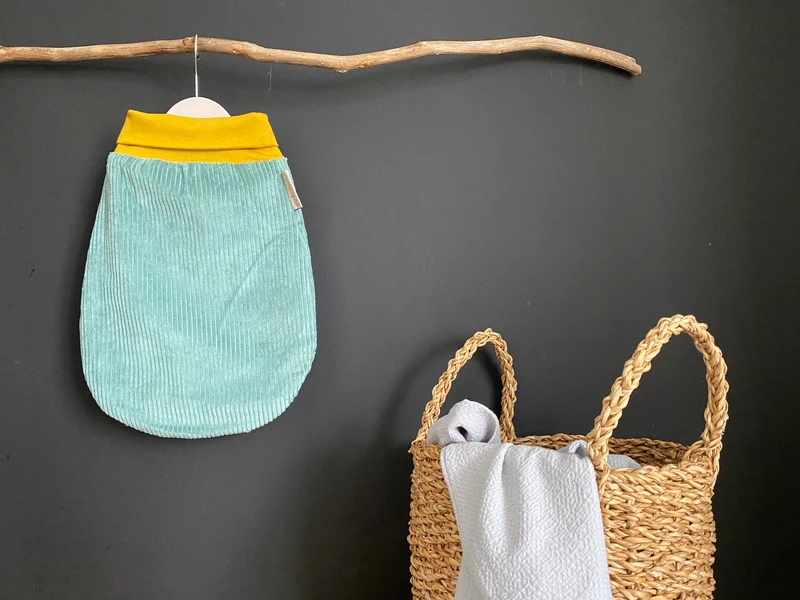 Strampelsack Frühling/Sommer aus Breitcord – weich & samtig