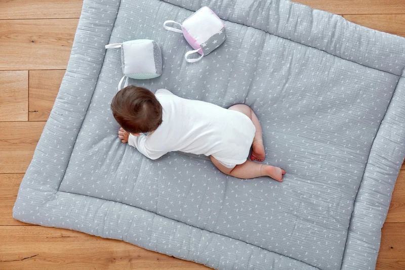 Krabbeldecke aus Musselin – Weißdruck, weich & luftig