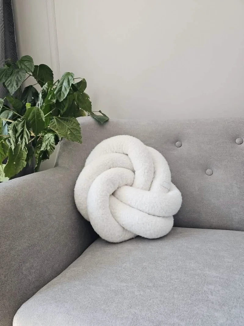 Knot decorative pillow. Throw pillows.