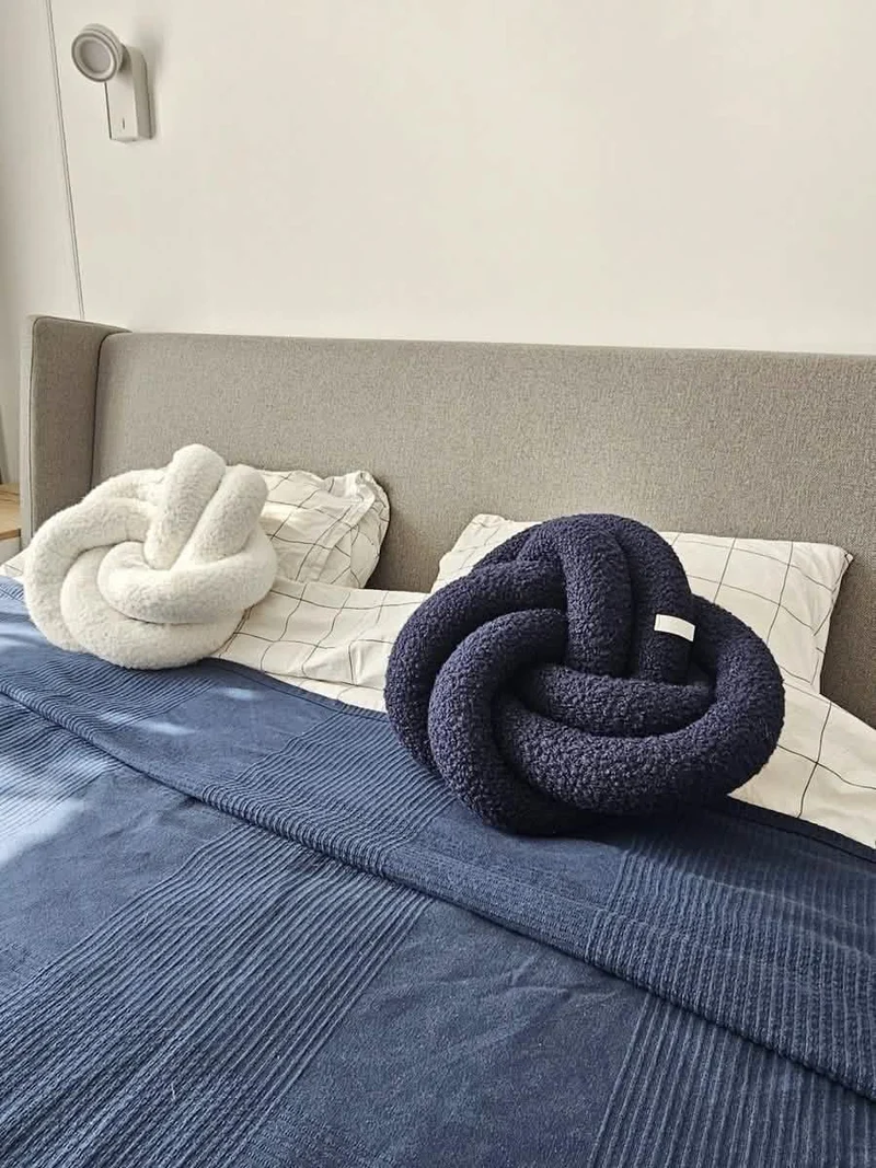 Knot decorative pillow. Throw pillows.
