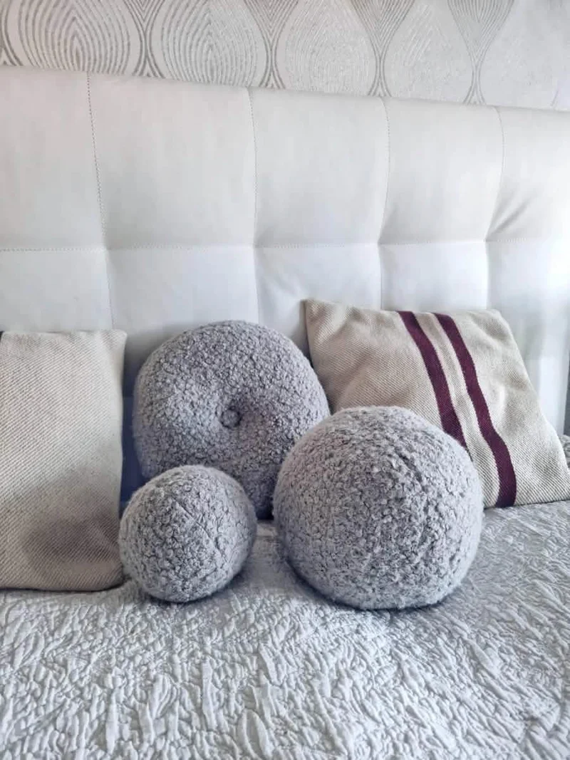 Throw pillow round. Decorative sofa pillows.