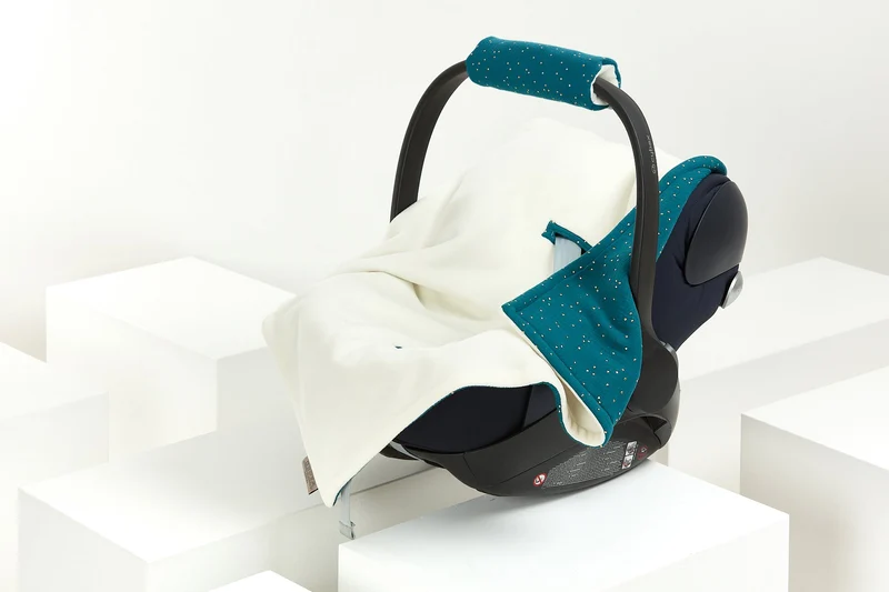 Babydecke für Babyschale Winter aus Musselin – Goldene Punkte, weich & luftig