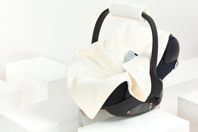 Babydecke für Babyschale Winter aus Musselin – Goldene Punkte, weich & luftig