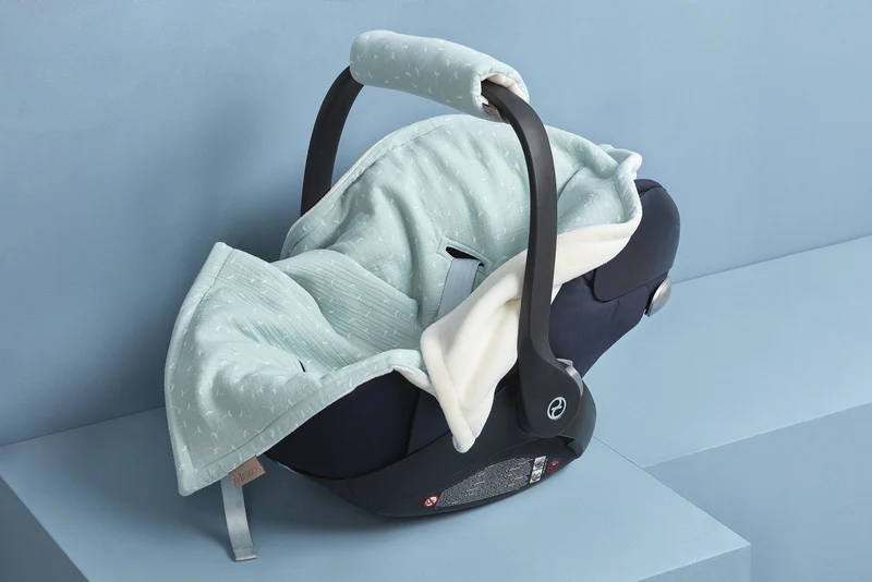 Babydecke für Babyschale Winter aus weiß bedrucktem Musselin – weich & luftig
