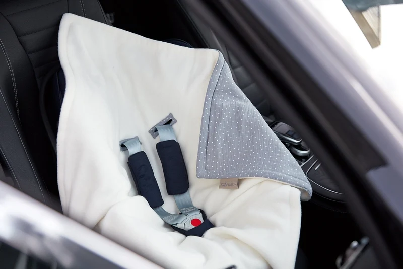 Babydecke für Babyschale Winter aus weiß bedrucktem Musselin – weich & luftig