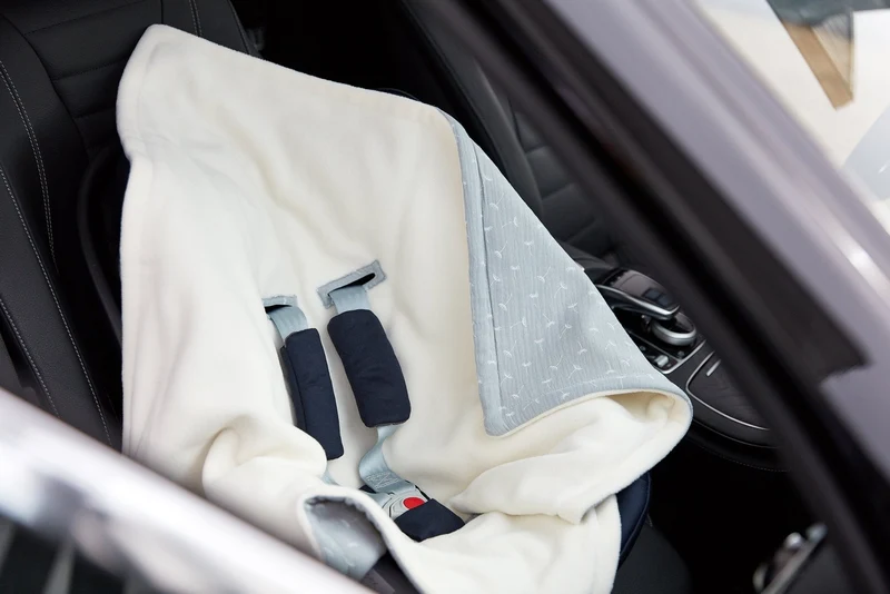 Babydecke für Babyschale Winter aus weiß bedrucktem Musselin – weich & luftig