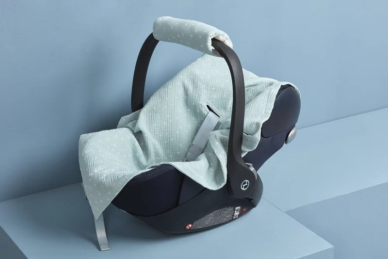 Babydecke für Babyschale Sommer aus weiß bedrucktem Musselin – leicht & luftig