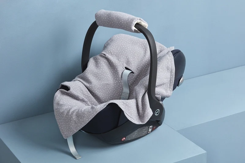Babydecke für Babyschale Sommer aus weiß bedrucktem Musselin – leicht & luftig
