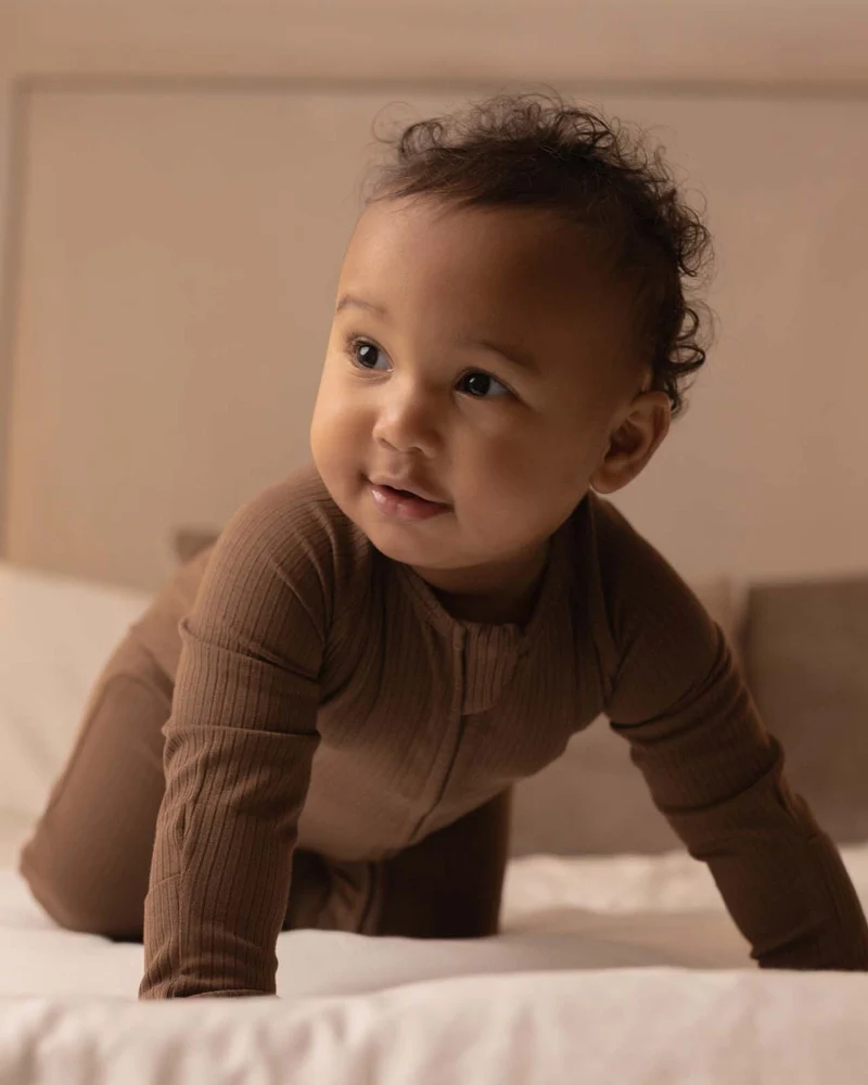 BABYGO® Schlafanzug mit Rippstrick und Reißverschluss in Mokka
