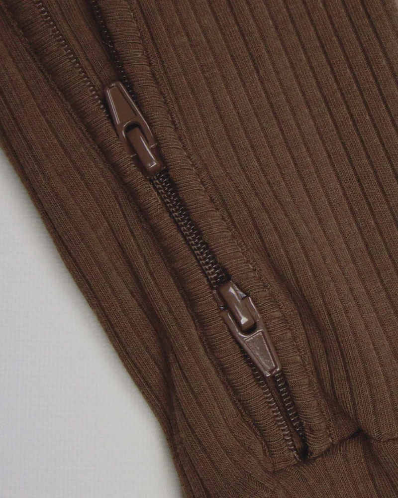 BABYGO® Schlafanzug mit Rippstrick und Reißverschluss in Mokka