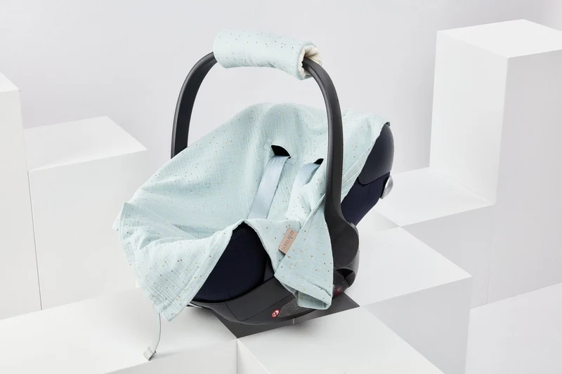 Babydecke für Babyschale Sommer aus Musselin mit goldenen Punkten – leicht & luftig