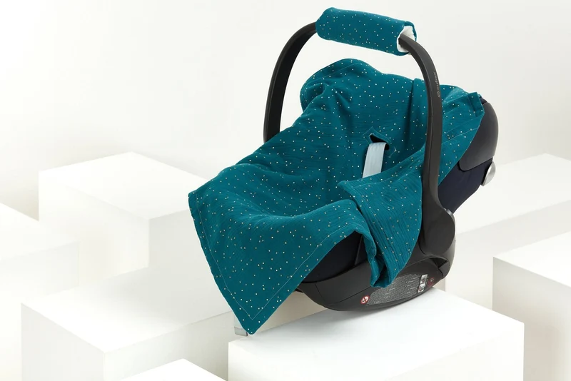 Babydecke für Babyschale Sommer aus Musselin mit goldenen Punkten – leicht & luftig