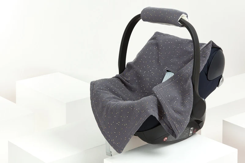 Babydecke für Babyschale Sommer aus Musselin mit goldenen Punkten – leicht & luftig