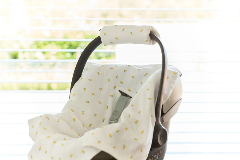 Babydecke für Babyschale Sommer aus Musselin mit Zitronenmotiv – leicht & luftig