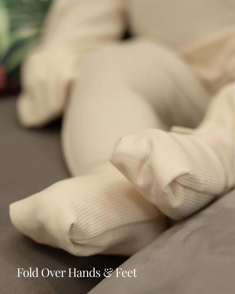 BABYGO® Elfenbeinfarbener, gerippter Schlafanzug mit Reißverschluss