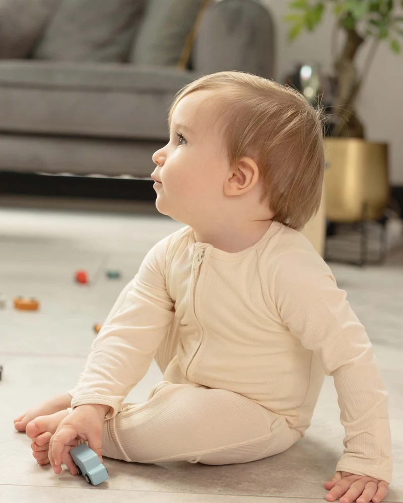 BABYGO® Elfenbeinfarbener, gerippter Schlafanzug mit Reißverschluss