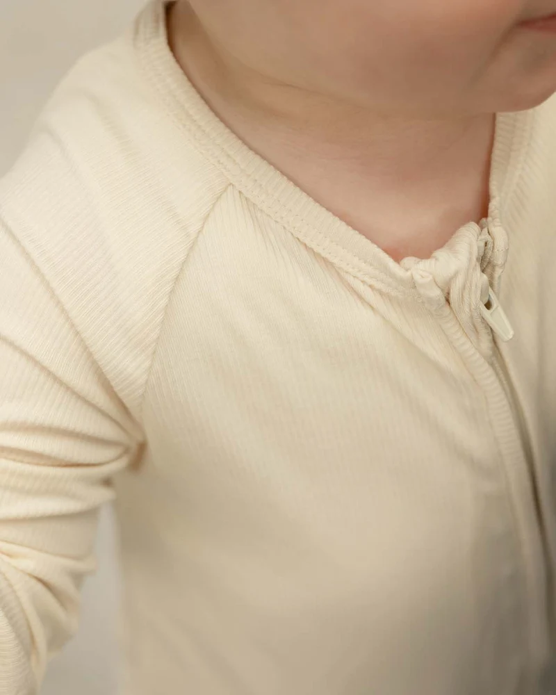 BABYGO® Elfenbeinfarbener, gerippter Schlafanzug mit Reißverschluss