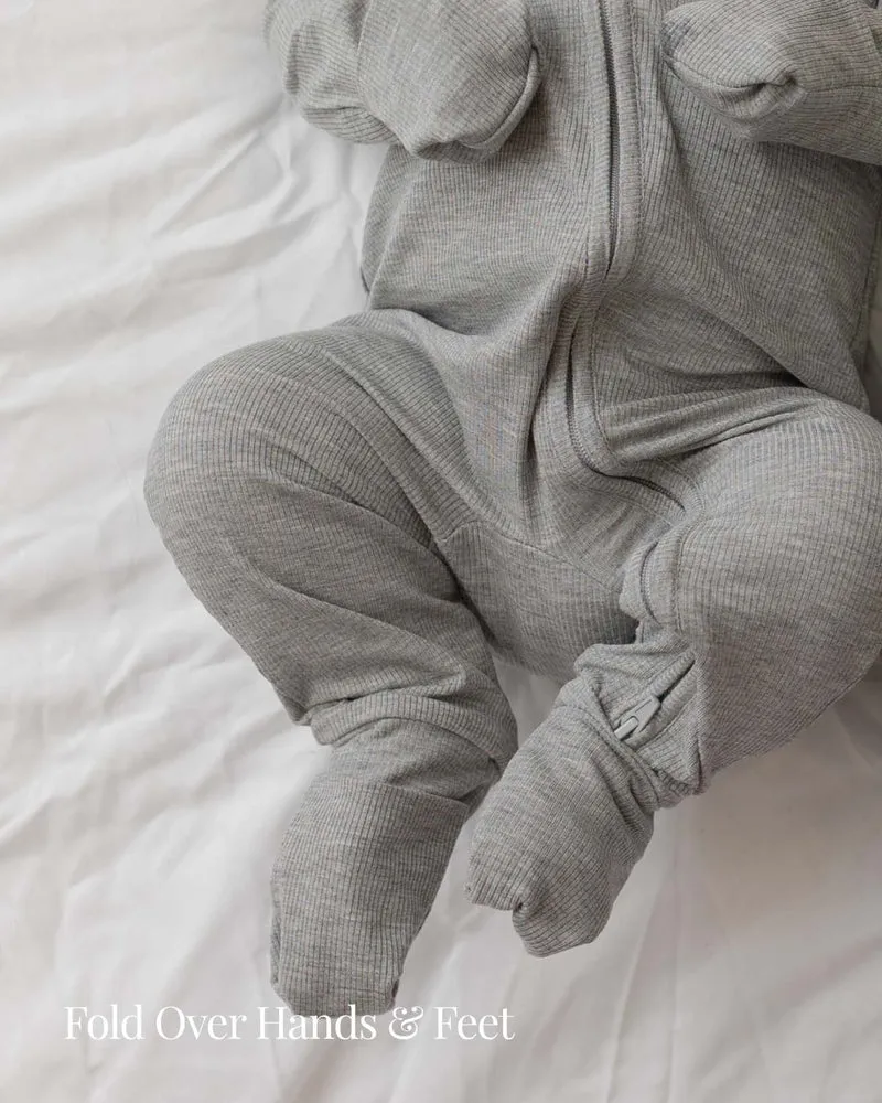 BABYGO® Grauer gerippter Schlafanzug mit Reißverschluss