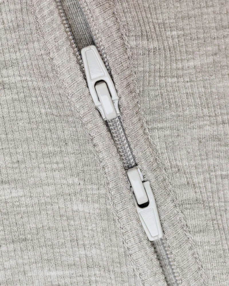 BABYGO® Grauer gerippter Schlafanzug mit Reißverschluss