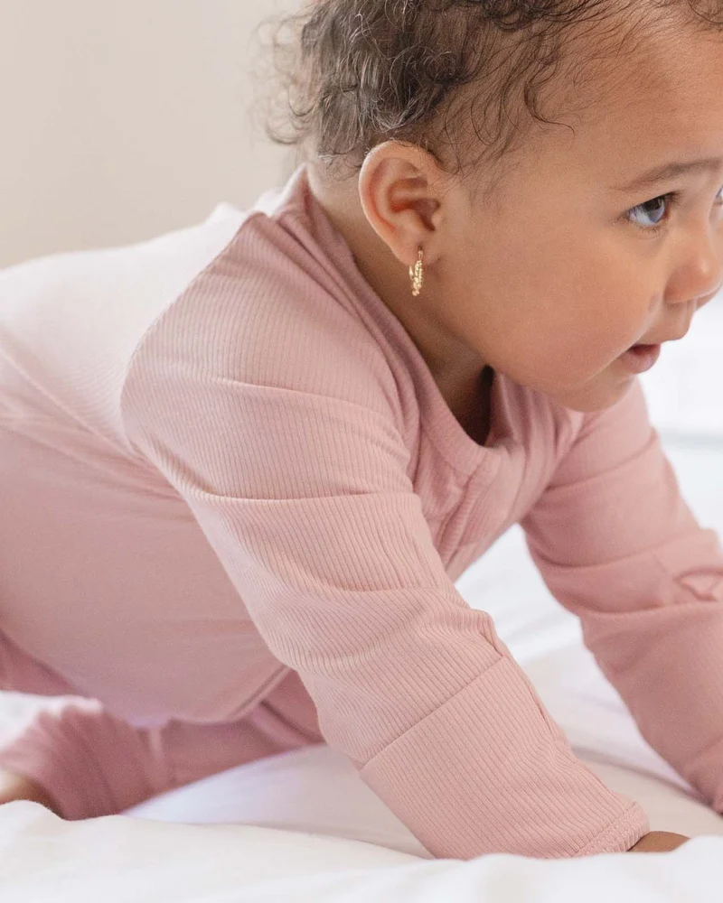 BABYGO® Dusty Pink gerippter Schlafanzug mit Reißverschluss
