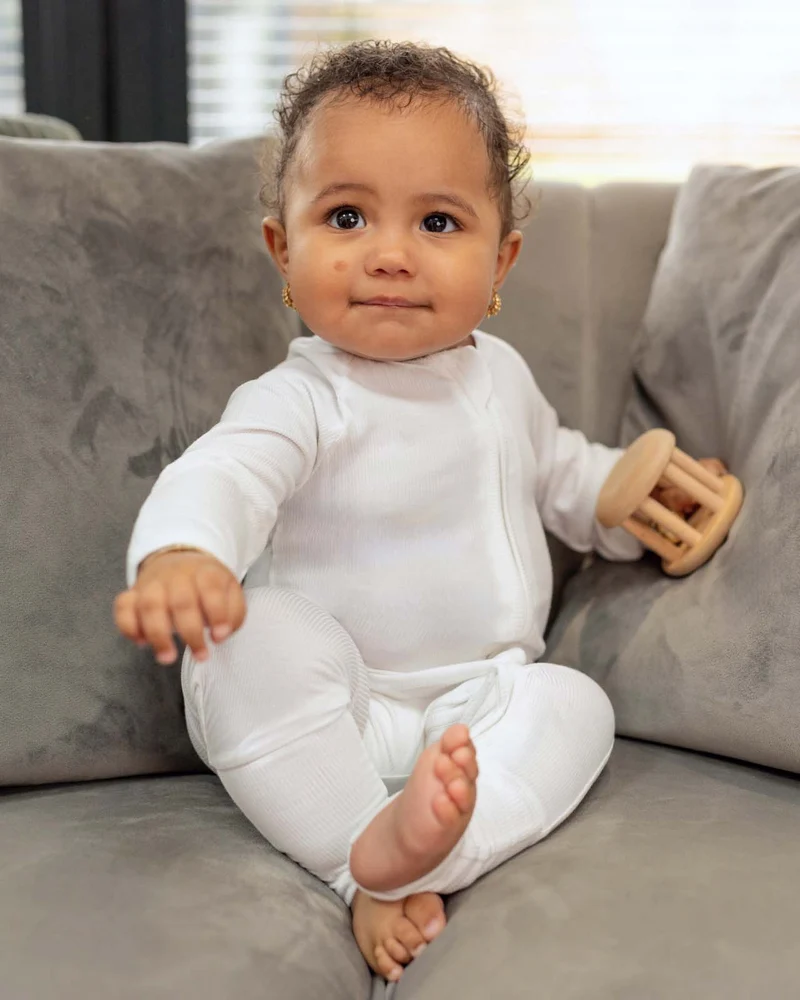 BABYGO® Weißer gerippter Schlafanzug mit Reißverschluss