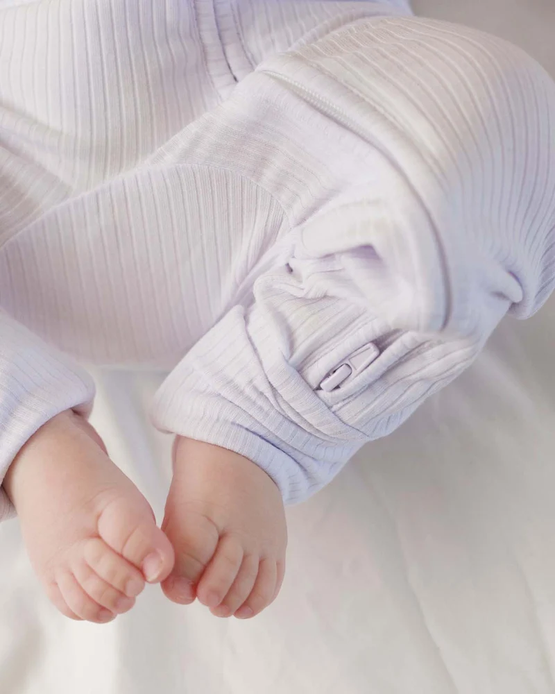 BABYGO® Weißer gerippter Schlafanzug mit Reißverschluss