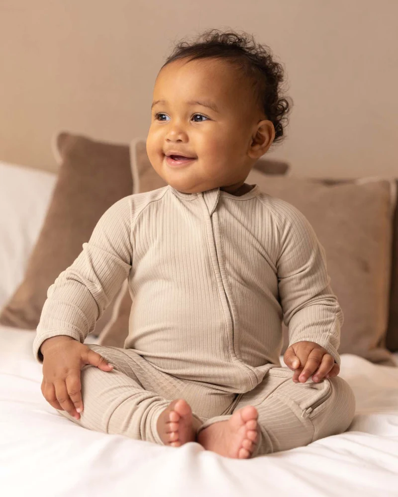 BABYGO® Oatmeal gerippter Schlafanzug mit Reißverschluss