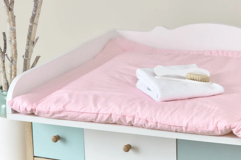 Wickelauflage kleine Blätter rosa auf Weiß