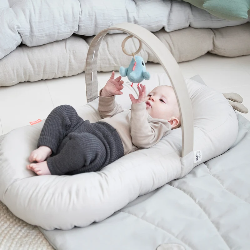 Cozy lounger m/aktivitetsbue - Raffi - Sand