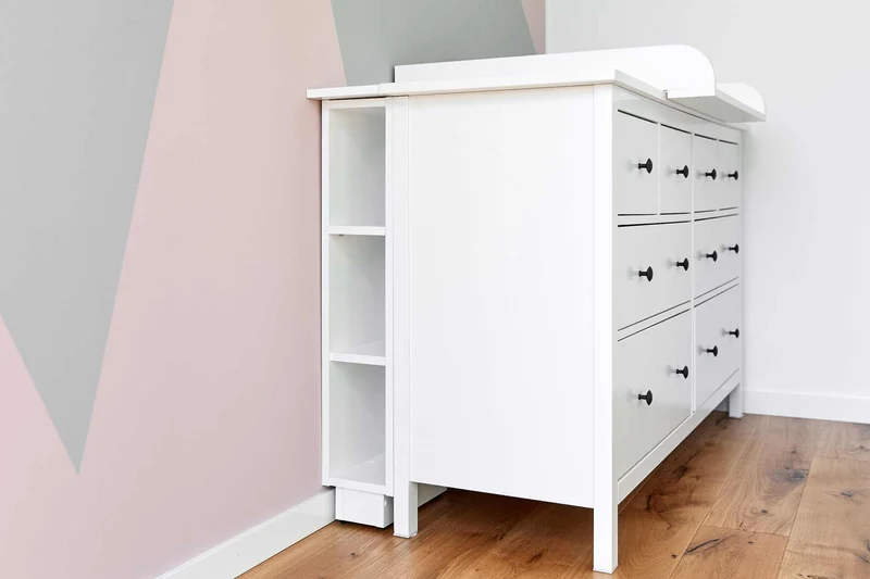 Stauraumregal für IDANÄS sowie HEMNES-Kommoden mit 3 oder 8 Schubladen – Weiß