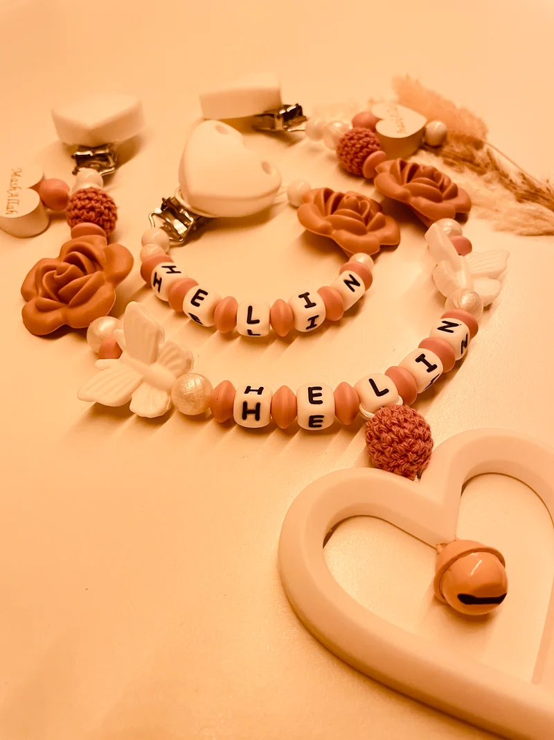 Schnullerkette Kinderwagenkette altrosa weiß Rose mit Schmetterling Mashallah