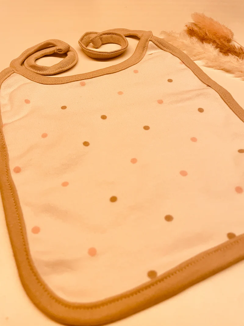 Lätzchen weiß/beige gepunktet