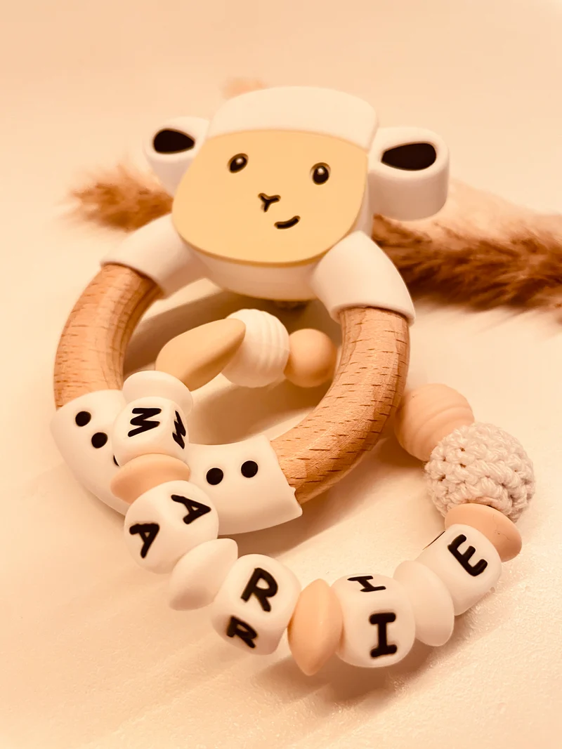 Greifring personalisiert Schaf weiß beige