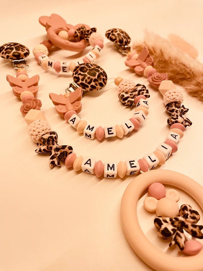 Schnullerkette, Kinderwagenkette, Greifring Babyschalenanhänger Leo Schmetterling Maus beige altrosa