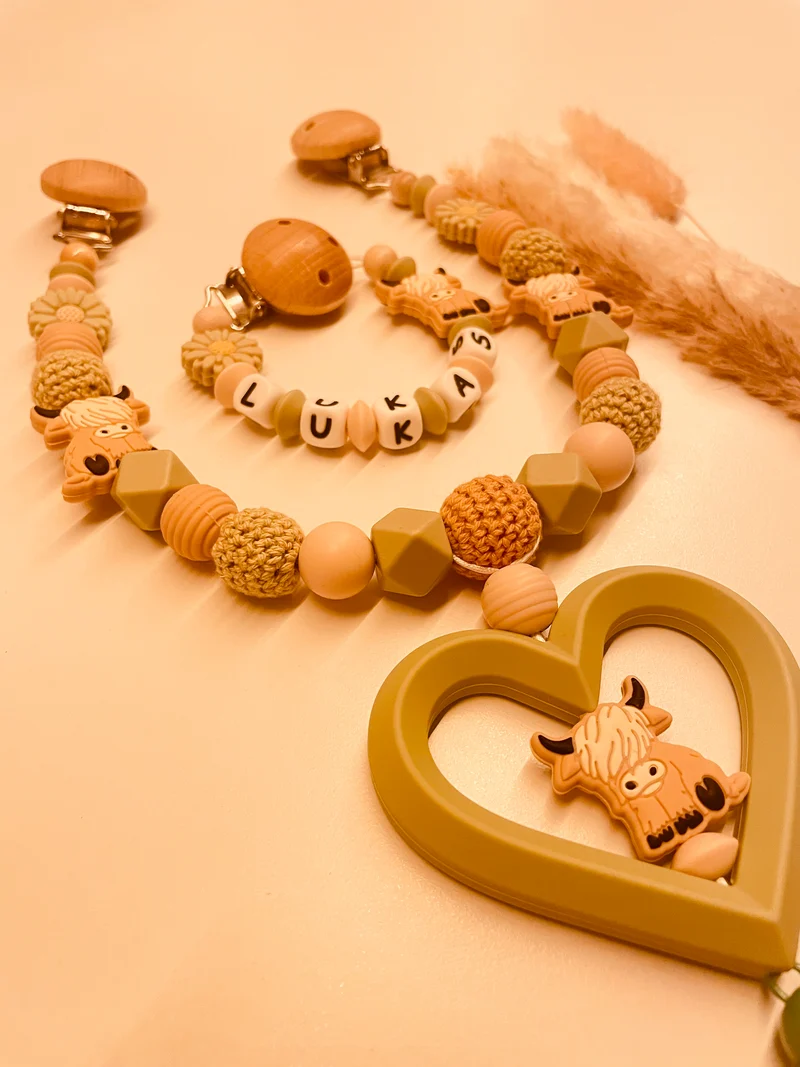 Schnullerkette Kinderwagenkette Highlandcow grün beige