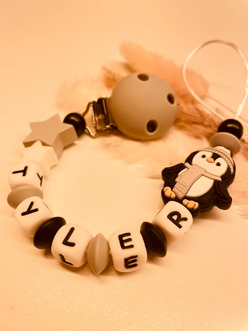 Schnullerkette personalisiert Pinguin grau weiß