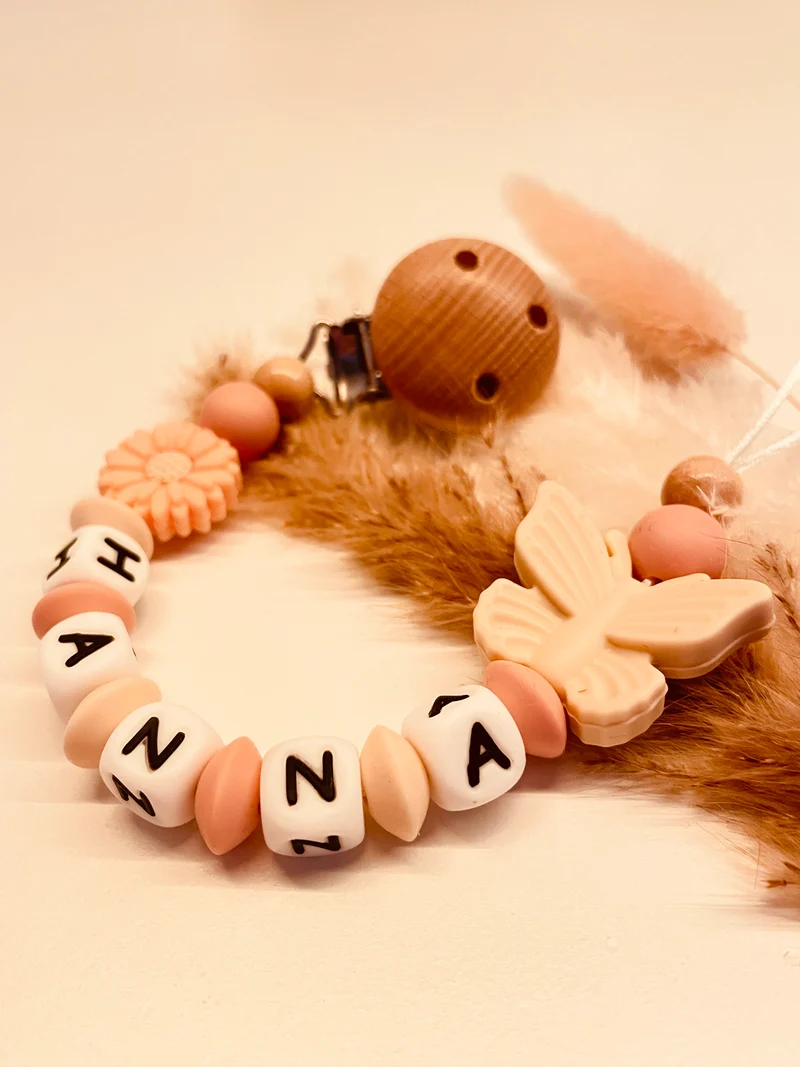 Schnullerkette personalisiert Schmetterling mit Blume apricot/beige