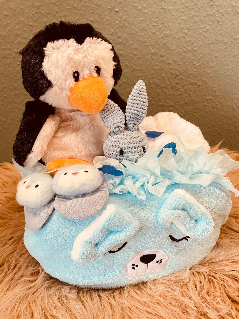 Geschenkbox Pinguin mit Häkelrassel