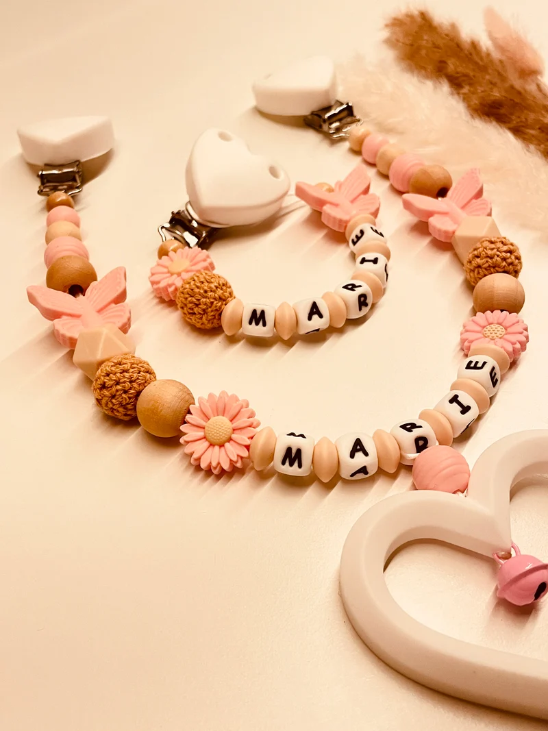 Schnullerkette, Kinderwagenkette Schmetterling mit Blumen rosa beige