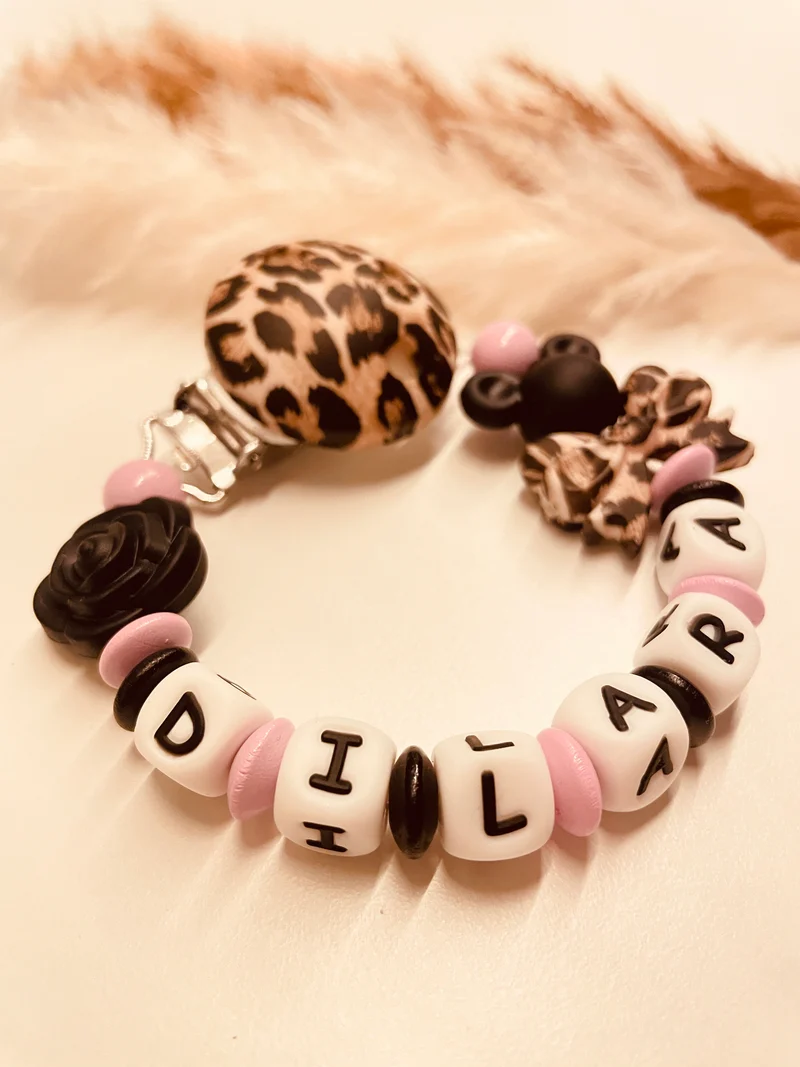 Schnullerkette Leo mit Rose babyrosa schwarz