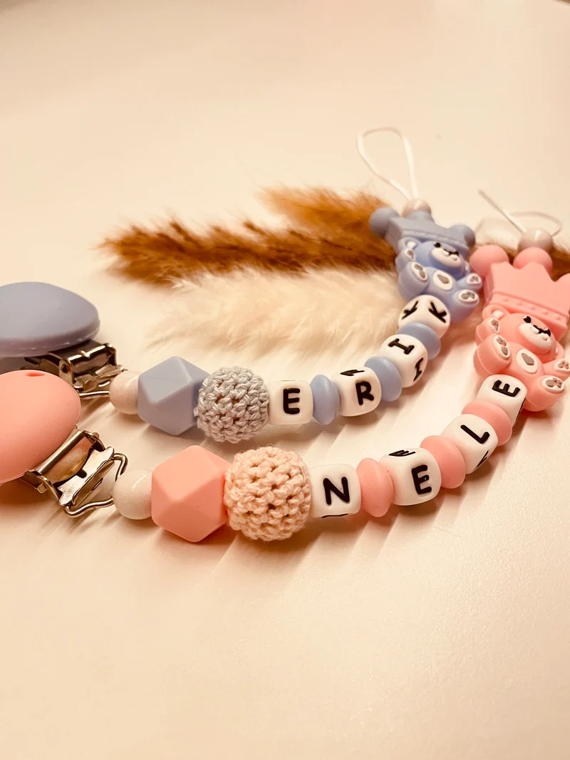 Schnullerkette Bär mit Krone blau oder rosa