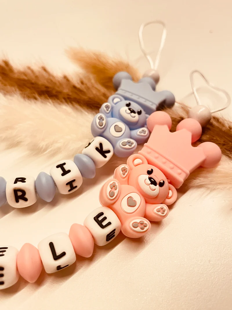 Schnullerkette Bär mit Krone blau oder rosa