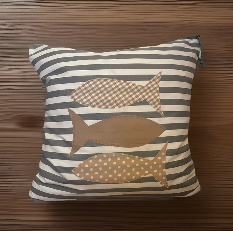 Maritime Kissenhülle, Landhausstil Kissenbezug *Fische* grau/weiß gestreift