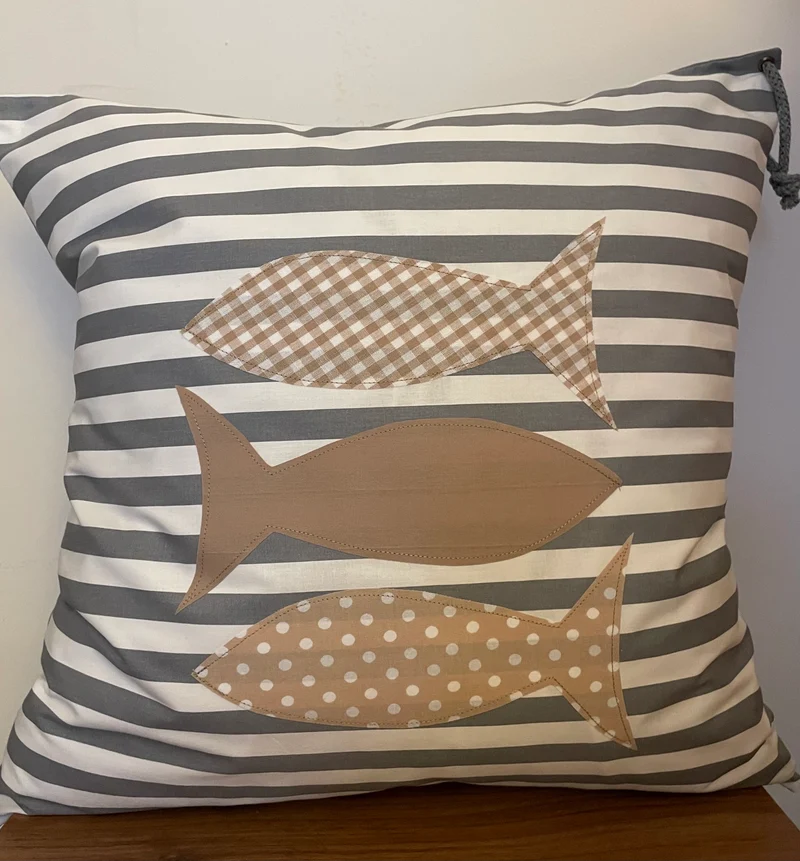 Maritime Kissenhülle, Landhausstil Kissenbezug *Fische* grau/weiß gestreift