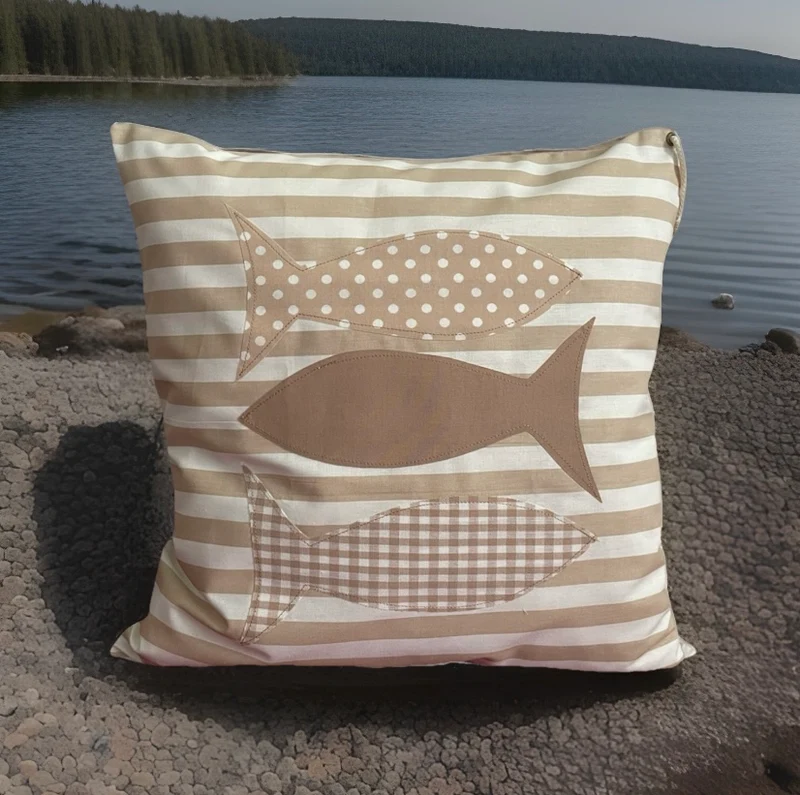 Maritime Kissenhülle, Landhausstil Kissenbezug *Fische* beige/weiß gestreift